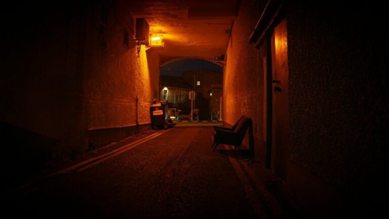 An empty alley at night evokes the slasher tension discussed in Scream 7